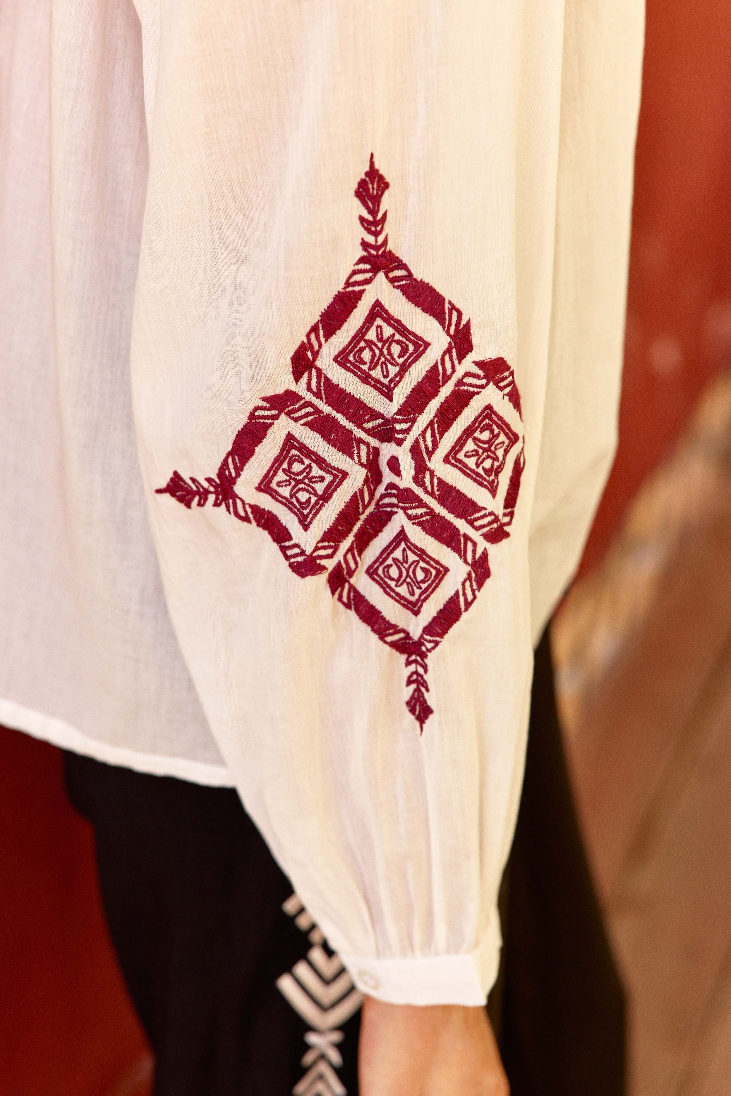 Braya - Blouse droite à broderies