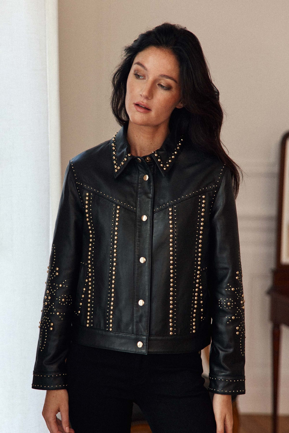 Firna - Veste en cuir cloutée