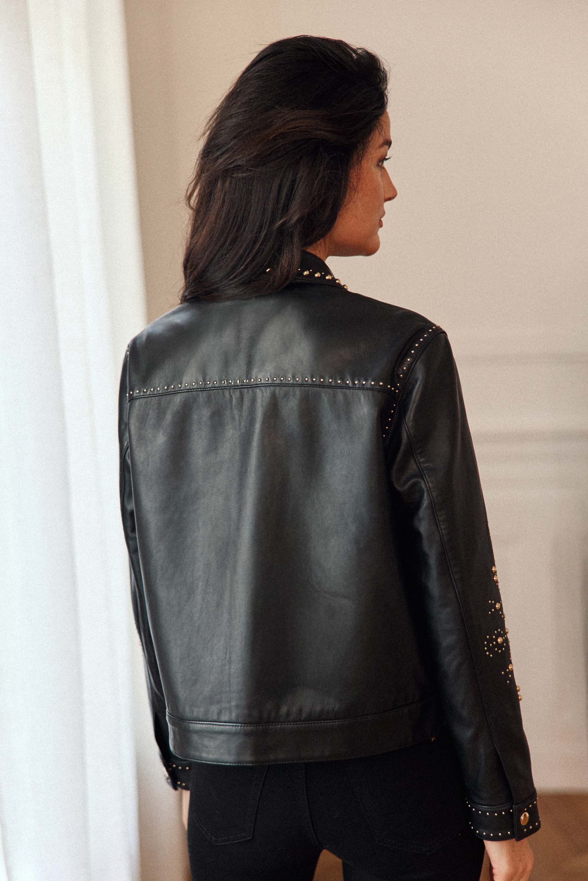 Firna - Veste en cuir cloutée