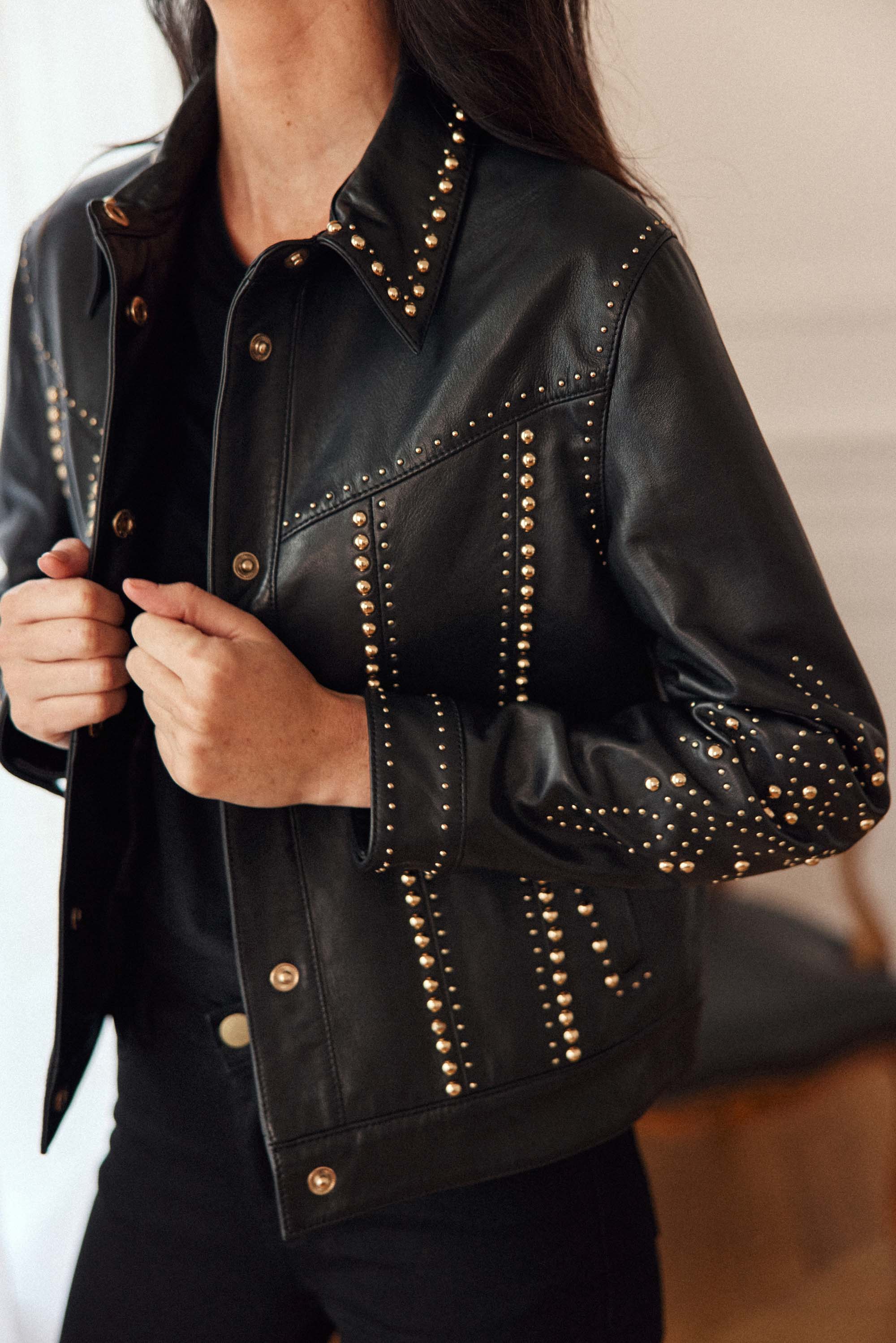 Firna - Veste en cuir cloutée